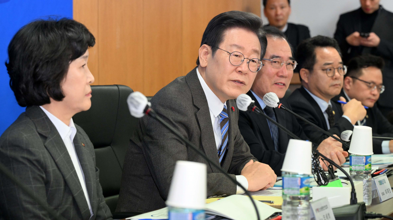 이재명 더불어민주당 대표가 14일 오후 서울 여의도 소상공인연합회에서 열린 소상공인 정책간담회에서 인사말을 하고 있다. [연합]