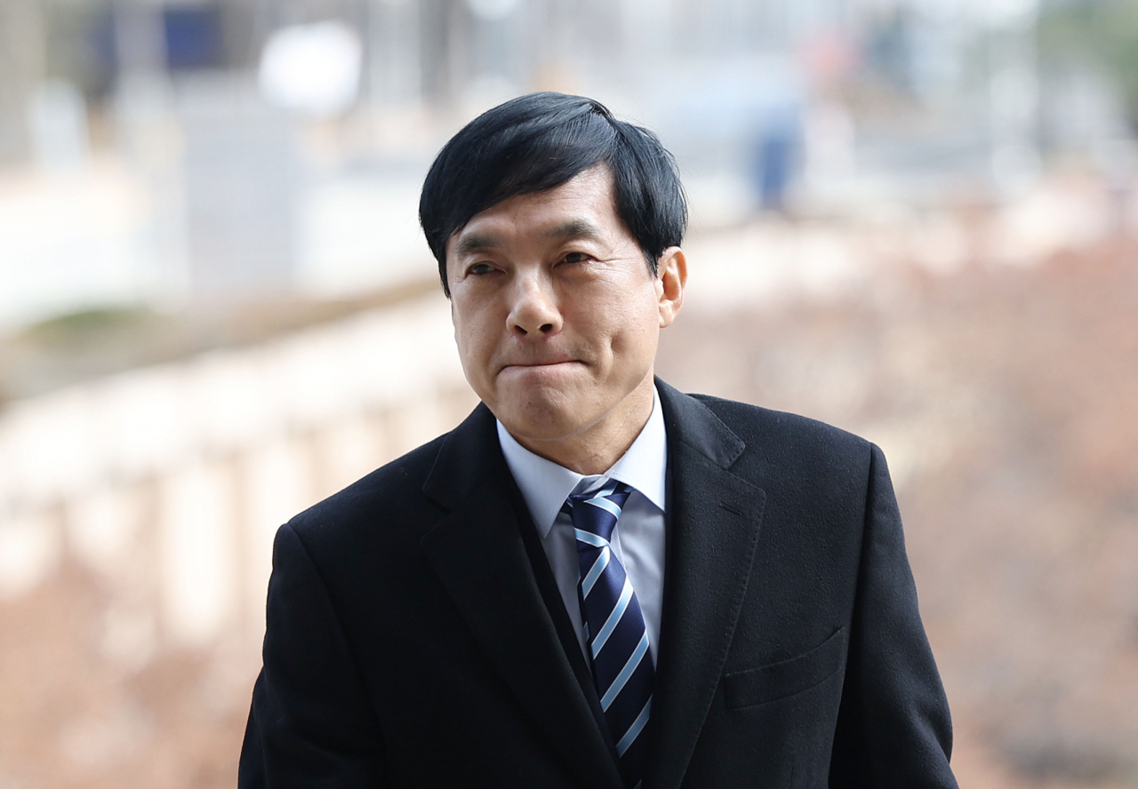 조국 전 법무부 장관이 주최한 행사에 참여해 윤석열 대통령을 비판했던 이성윤 법무연수원 연구위원에 대한 검사징계위원회가 열린 14일 오후 정부과천청사에서 이 위원이 입장을 밝히기 위해 법무부로 향하고 있다. [연합뉴스]