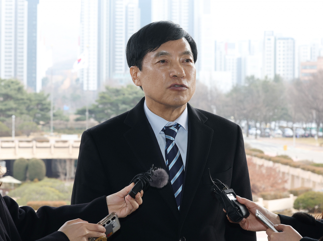 조국 전 법무부 장관이 주최한 행사에 참여해 윤석열 대통령을 비판했던 이성윤 법무연수원 연구위원에 대한 검사징계위원회가 열린 14일 오후 정부과천청사 법무부 앞에서 이 위원이 입장을 밝히고 있다. [연합뉴스]