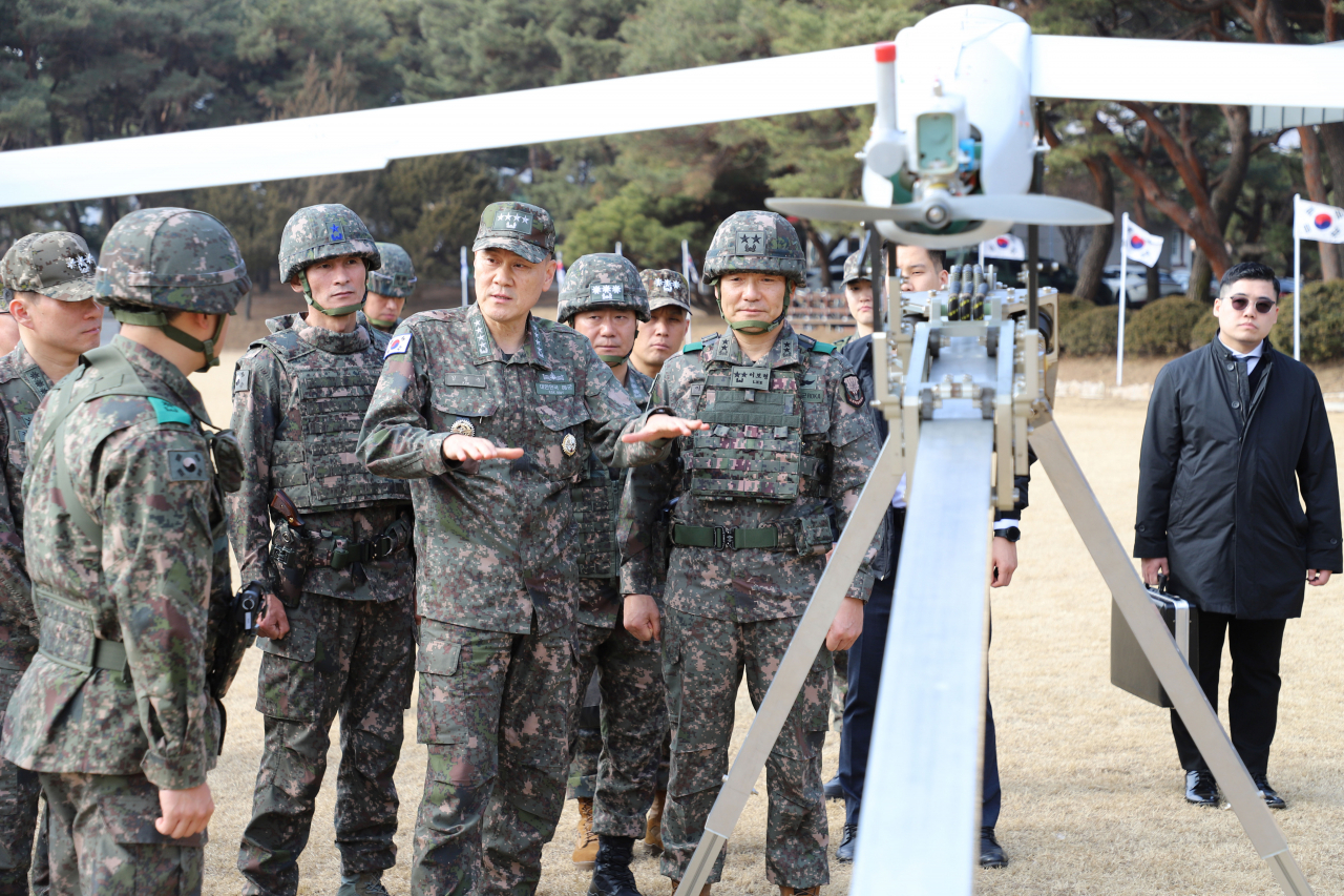 김명수 합참의장이 14일 드론작전사령부를 방문해 드론작전사령관(육.소장 이보형)으로부터 전력 현황을 보고받고 있다.[합참 제공]