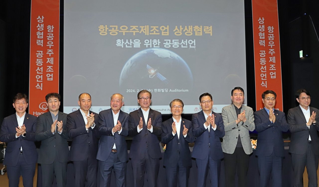 14일 서울 장교동 한화빌딩에서 열린 ‘항공우주제조업 상생협력 확산을 위한 공동선언식’에서 손재일(오른쪽 네번째) 한화에어로스페이스 대표, 이정식(오른쪽 다섯번째) 고용노동부 장관, 강구영(오른쪽 여섯번째) 한국항공우주산업(KAI) 대표 등 참석자들이 기념사진을 찍고 있다. [한화에어로스페이스 제공]
