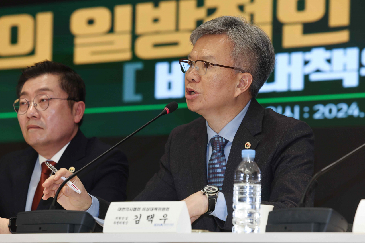 김택우 대한의사협회(의협) 비상대책위원장이 14일 오후 서울 용산구 대한의사협회에서 열린 ‘정부의 일방적인 의대정원 증원 저지를 위한 기자회견’에서 발언하고 있다.[연합]