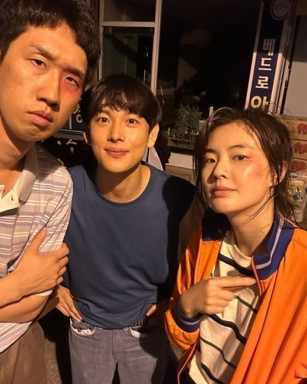 쿠팡플레이 오리지널 드라마 '소년시대' 촬영현장 사진. [이선빈 SNS 캡쳐]