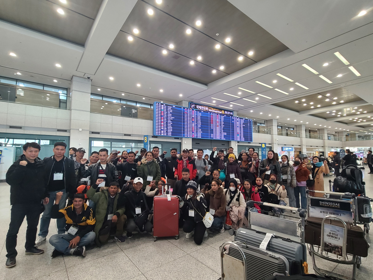 지난달 29일 인천국제공항을 통해 입국한 캄보디아 국적의 외국인 계절근로자들이 입국 직후 기념촬영을 하고 있다.[경주시 제공]