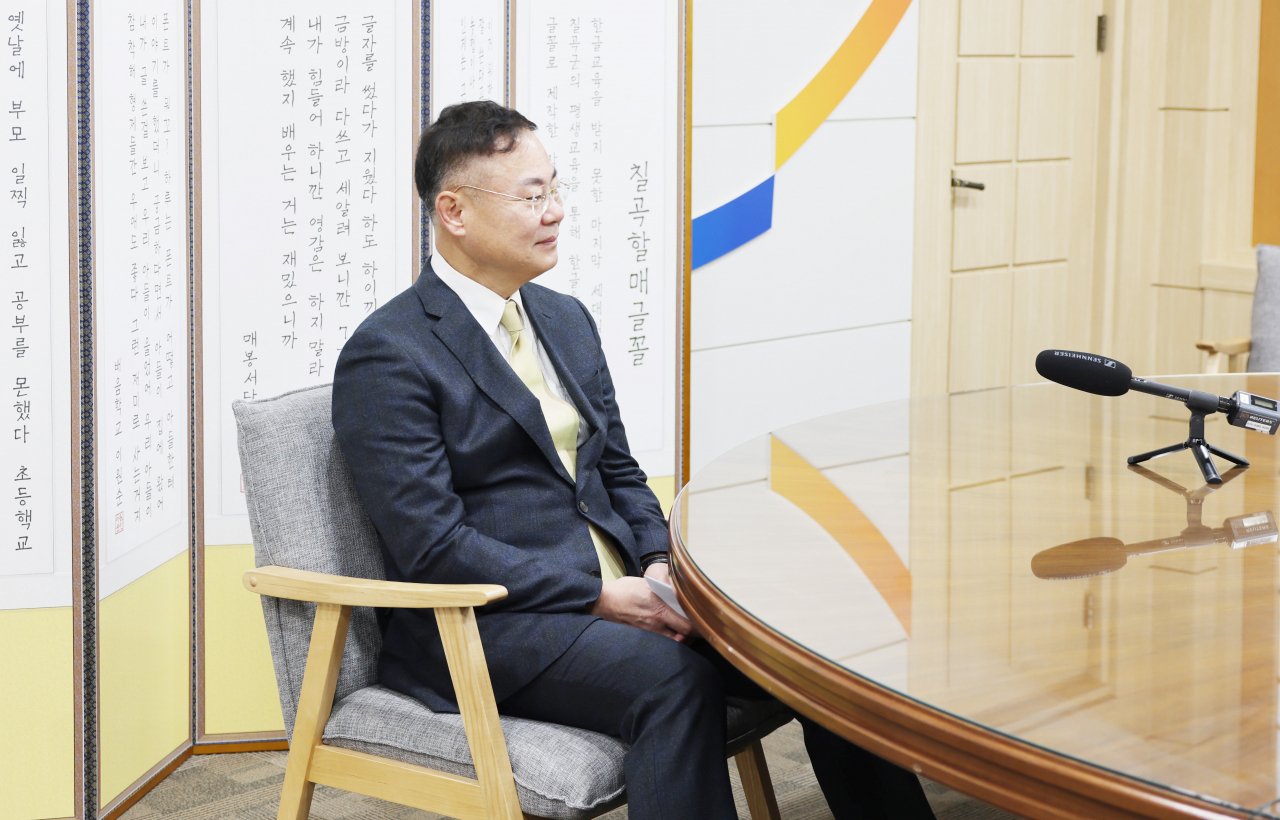 김재욱 칠곡군수가 외신과 인터뷰를 하고 있다.[칠곡군 제공]