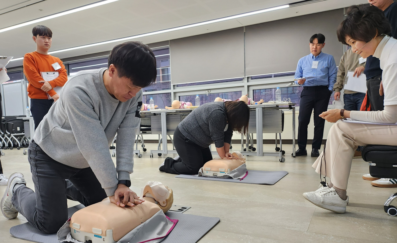 서울 종로구 LX판토스 본사에서 LX판토스임직원들이 심폐소생술 실습 교육을 진행하고 있다. [LX판토스 제공]