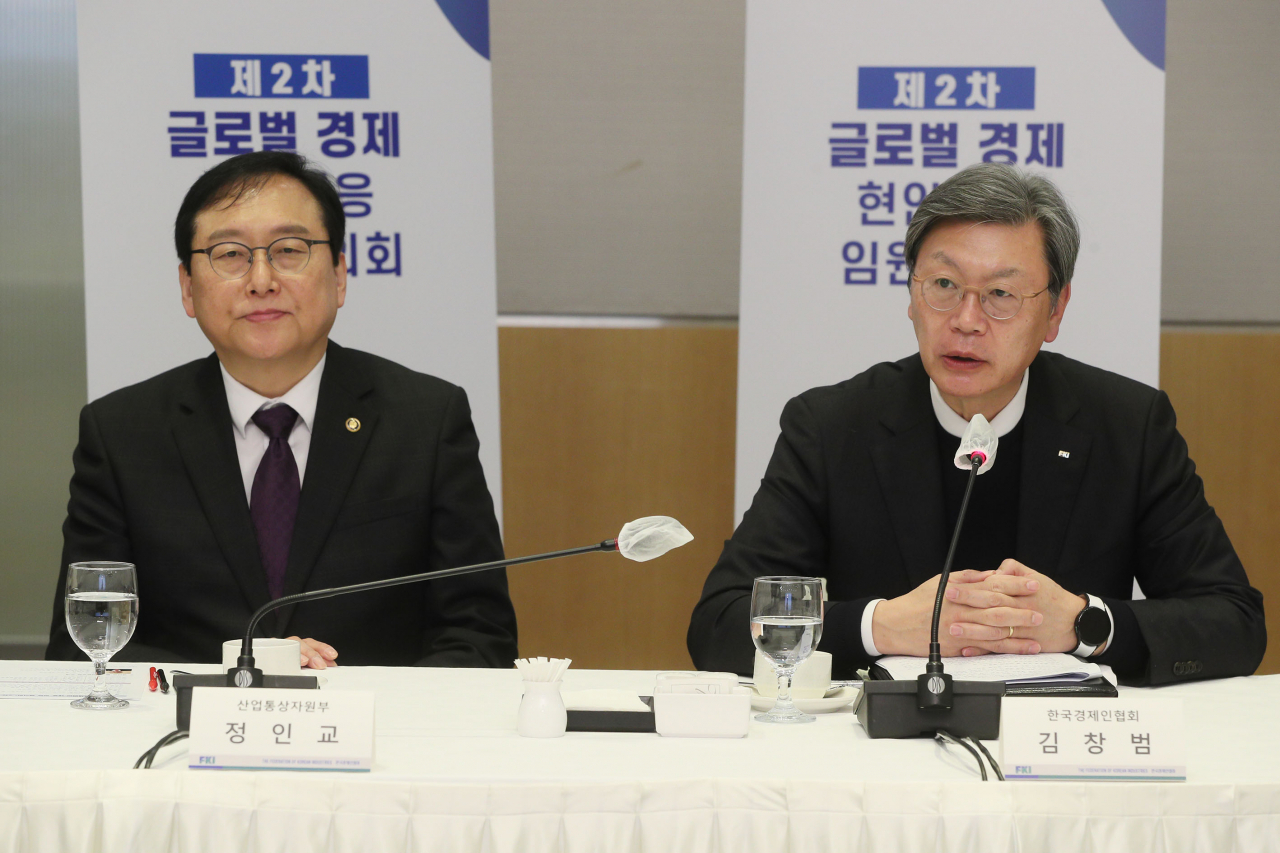 김창범(오른쪽) 한국경제인협회 부회장이 15일 여의도 FKI타워 컨퍼런스센터에서 열린 ‘글로벌 경제 현안대응 임원협의회 2차 회의’에서 인사말을 하고 있다. 왼쪽은 정인교 산업부 통상교섭본부장. [한경협 제공]