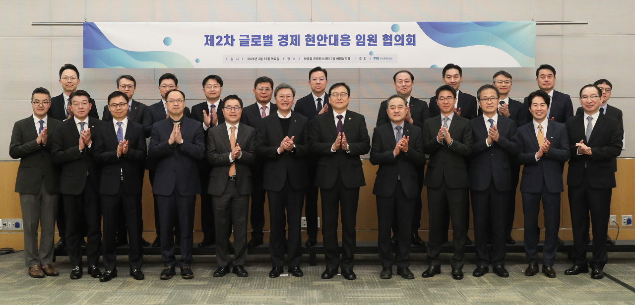 김창범(앞줄 왼쪽 여섯번째) 한국경제인협회 부회장과 정인교(앞줄 왼쪽 일곱번째) 산업통상자원부 통상교섭본부장을 비롯한 내빈들이 15일 여의도 FKI타워 컨퍼런스센터에서 열린 ‘글로벌 경제 현안대응 임원협의회 2차 회의’에서 기념촬영을 하고 있다. [한경협 제공]