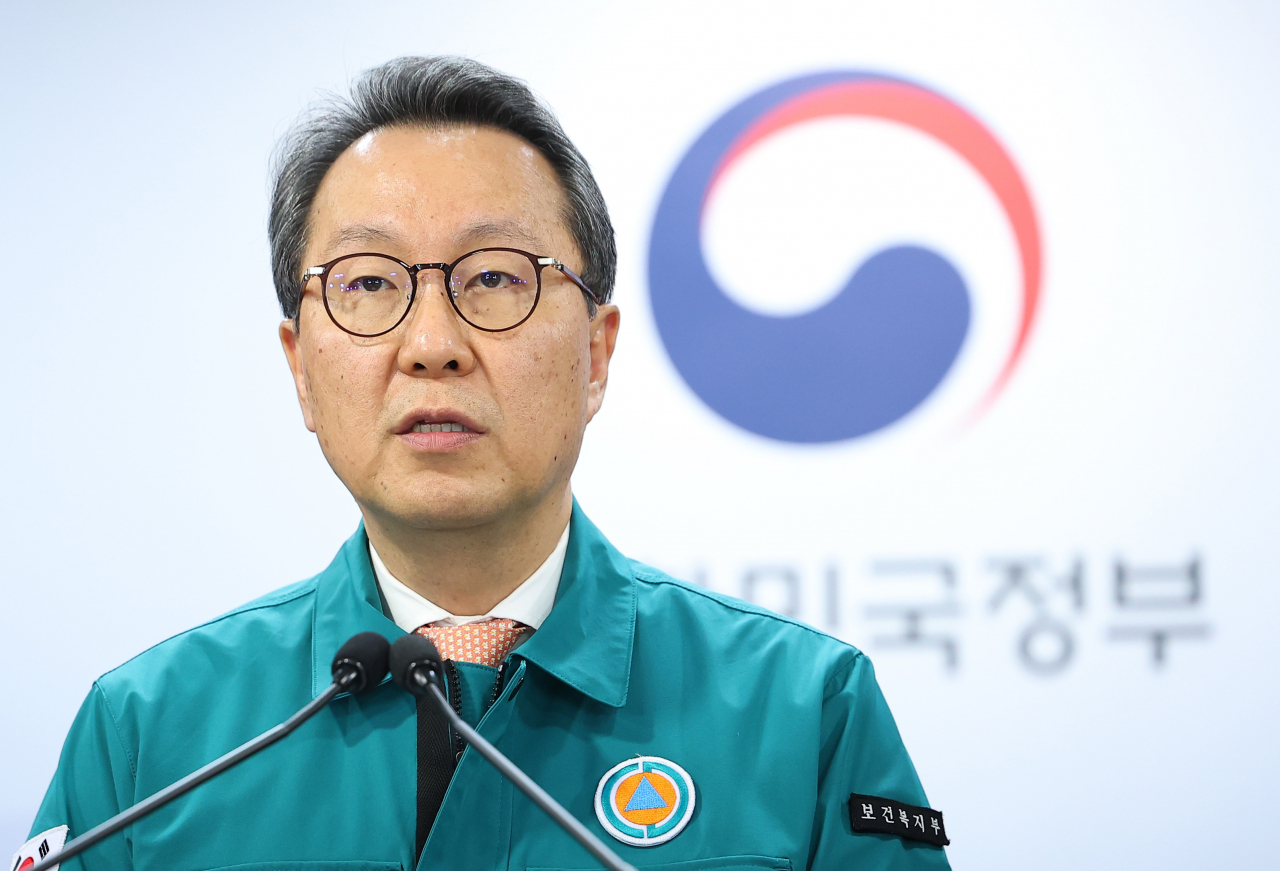 박민수 보건복지부 2차관이 14일 오전 정부서울청사에서 의사 집단행동 중앙사고수습본부 정례 브리핑을 하고 있다.[연합]