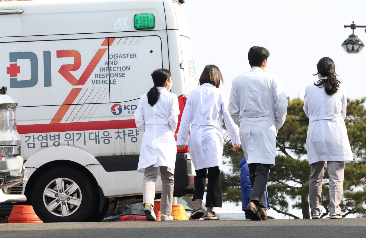 대한전공의협의회(대전협)가 12일 열린 온라인 임시대의원총회에서 박단 회장을 제외한 집행부 사퇴와 비상대책위원회 전환을 의결했다. 사진은 13일 오후 서울 한 대학병원에서 의료진이 이동하고 있다. [연합]