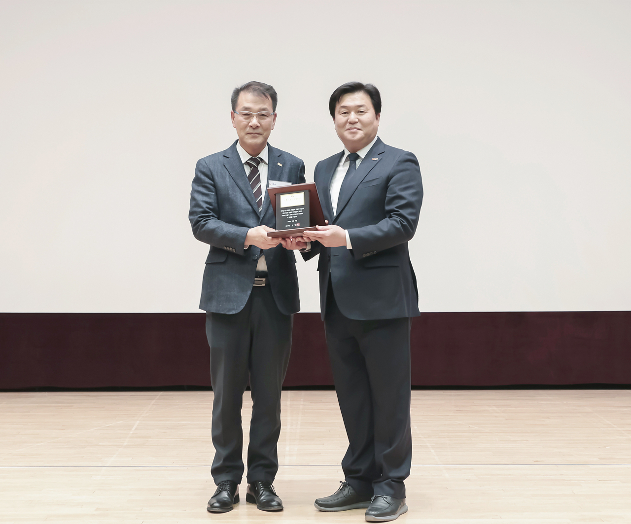조성기(왼쪽) 오성스프링 대표와 임병택 시흥시장