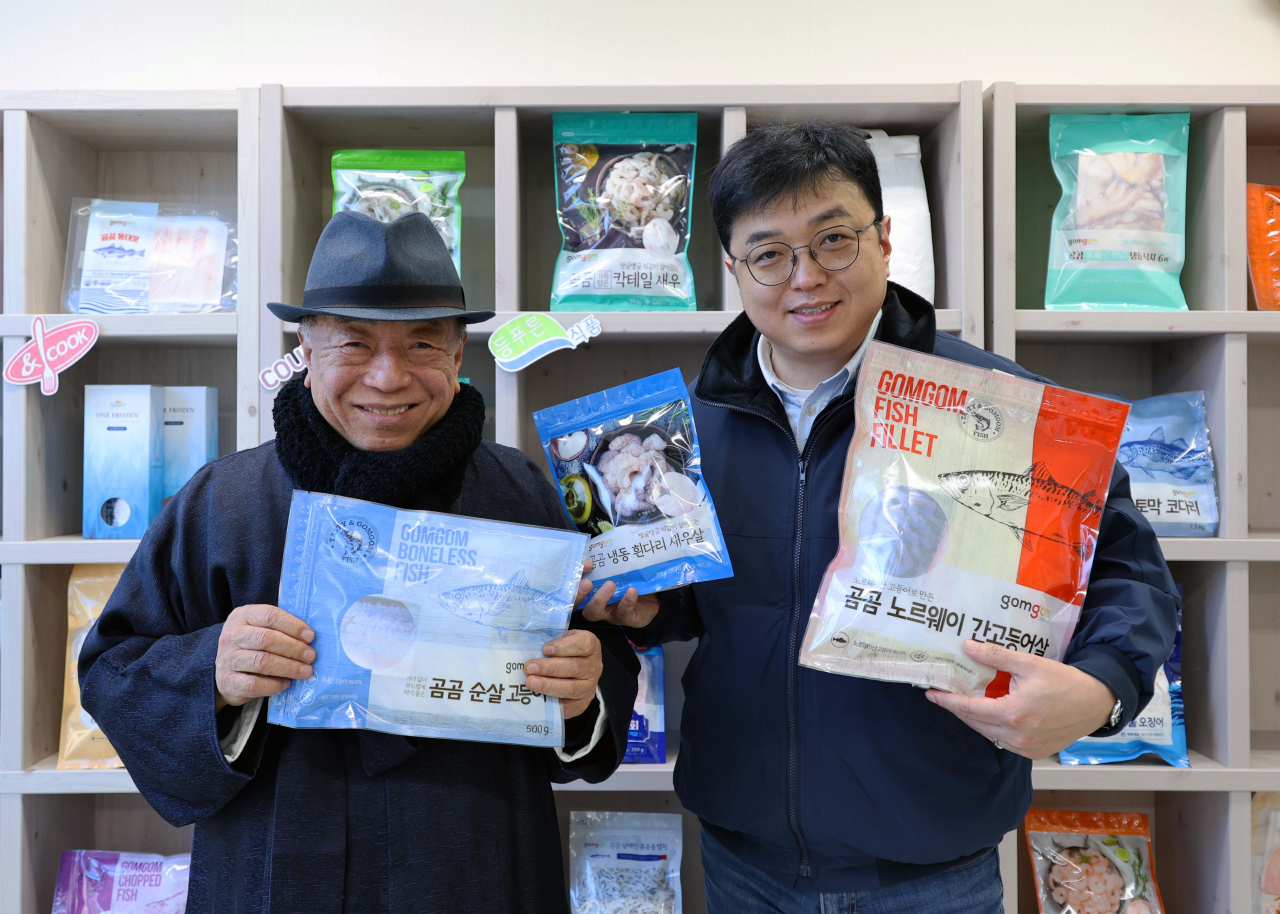 이재철(왼쪽부터) 등푸른식품 대표와 이종수 부사장이 대표 상품을 들고 기념사진을 촬영하고 있다. [쿠팡 제공]