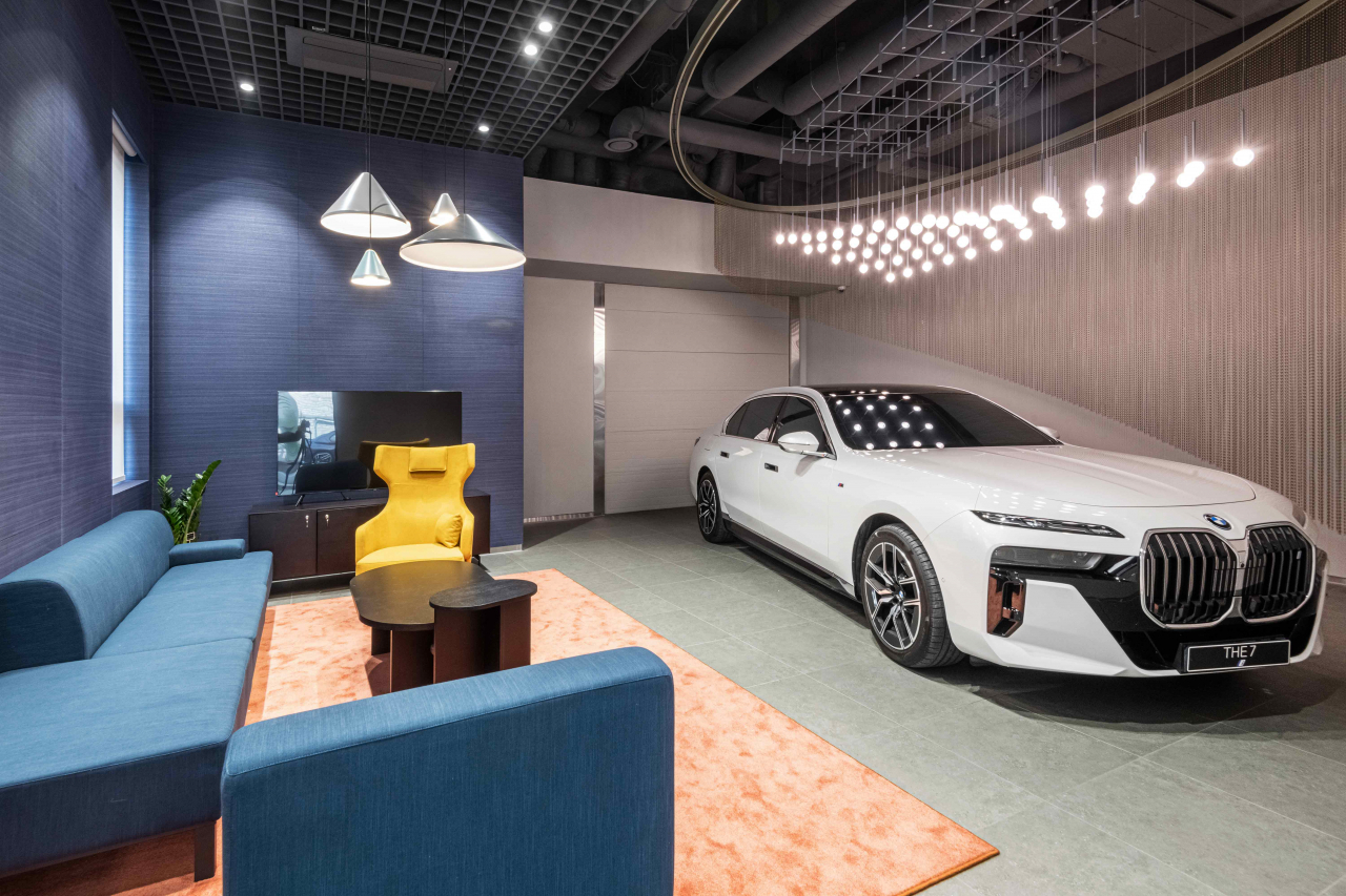 최신 BMW 차량이 전시된 BMW 한독 모터스 수원 전시장 모습. [BMW 한독모터스 제공]