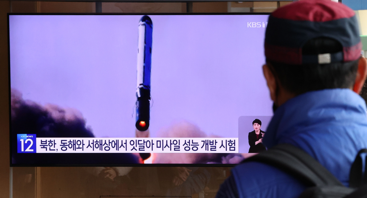 북한이 동해상으로 순항미사일 여러 발을 발사한 14일 서울역 대합실에서 시민들이 관련 뉴스를 시청하고 있다. [연합]