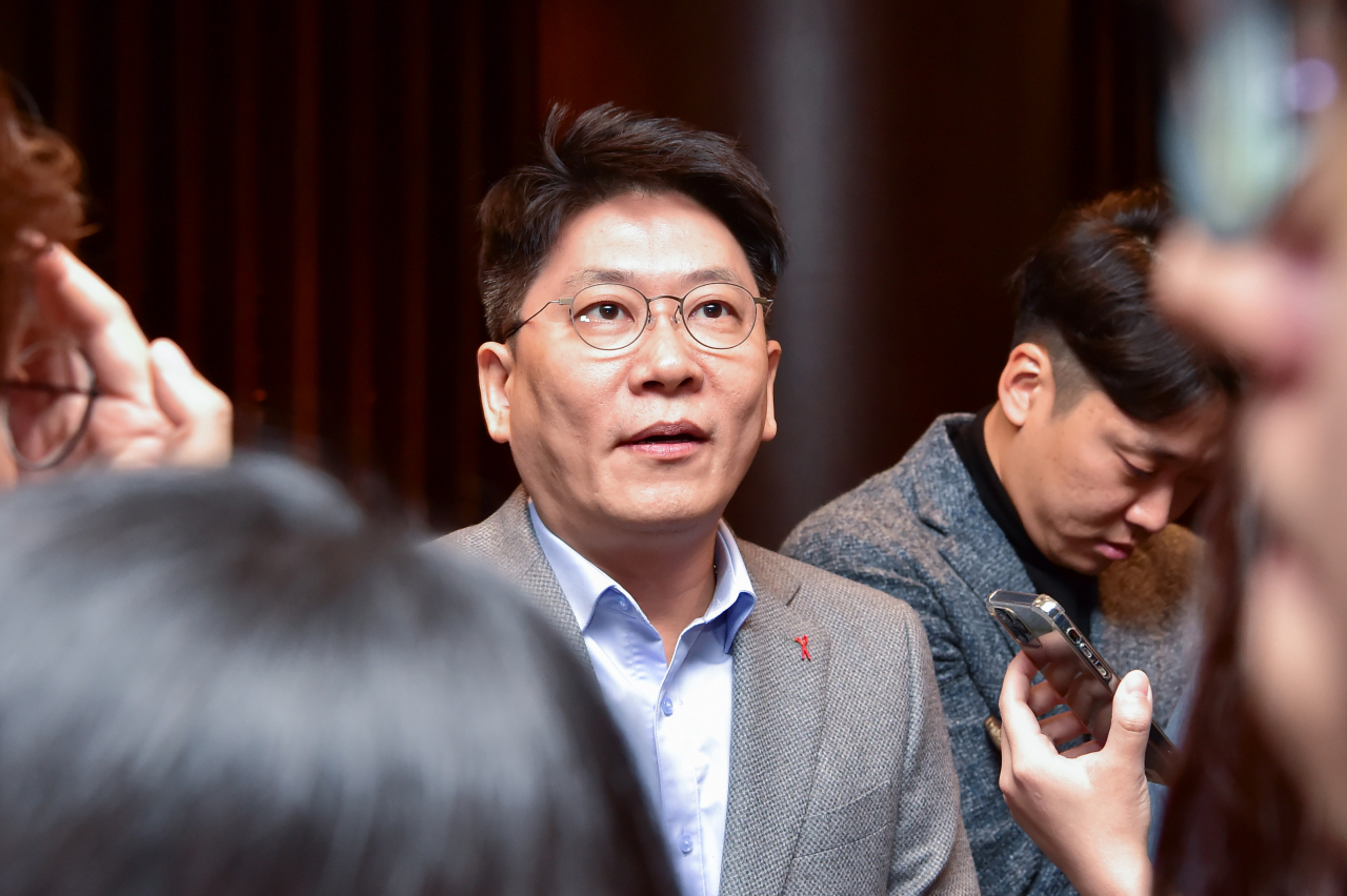 김동명 LG에너지솔루션 대표이사 사장이 15일 서울 서초구 JW메리어트 서울에서 열린 ‘2024 배터리 산업협회 이사회 총회’에서 취재진과 인터뷰를 하고 있다. 사진=김지윤 기자