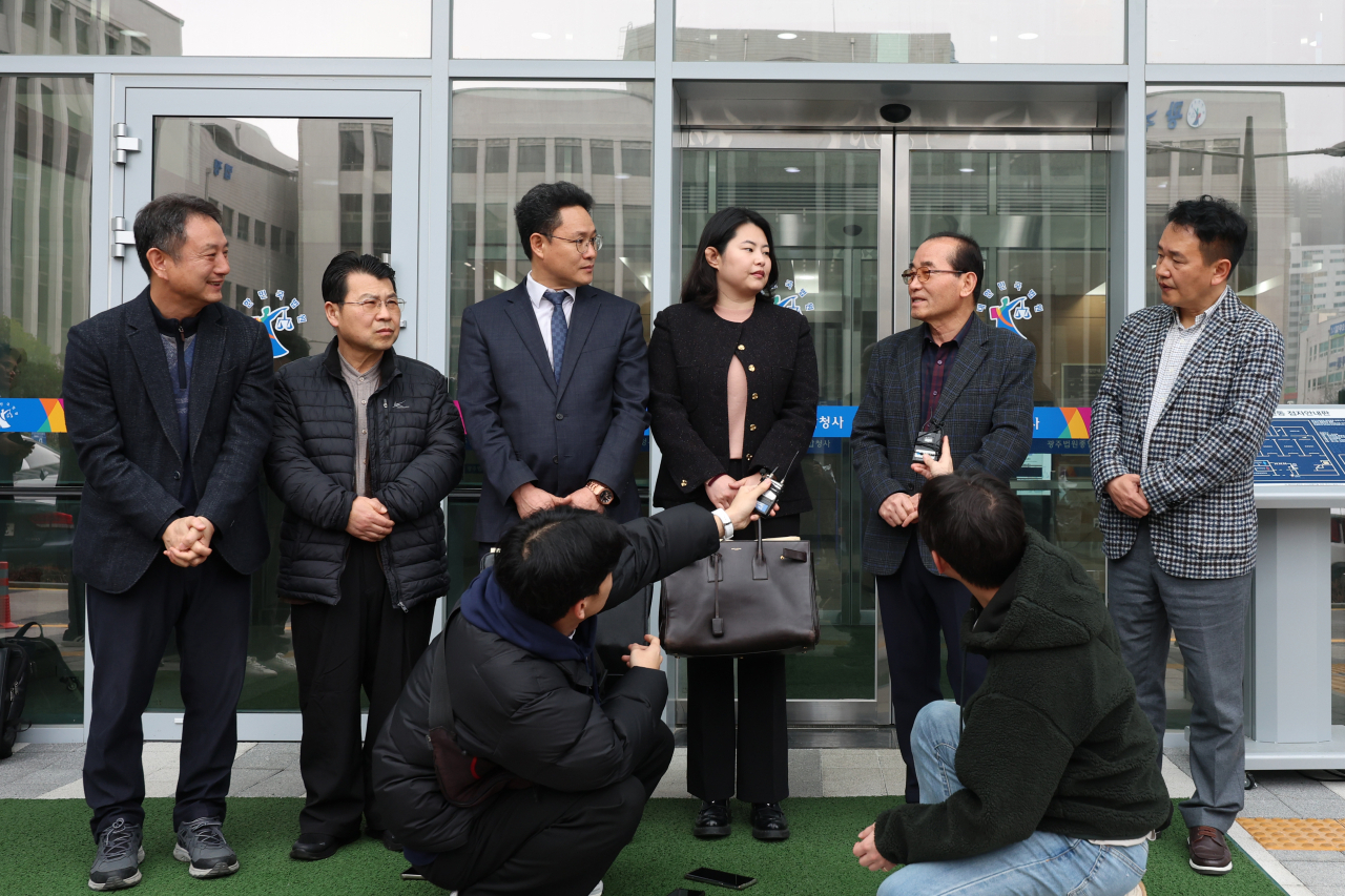 15일 오전 광주 동구 광주지법에서 전범기업 미쓰비시중공업으로 강제동원된 피해자의 유가족과 법률대리인단 등이 손해배상 승소 판결을 받은 뒤 기자회견을 하고 있다.[연합]