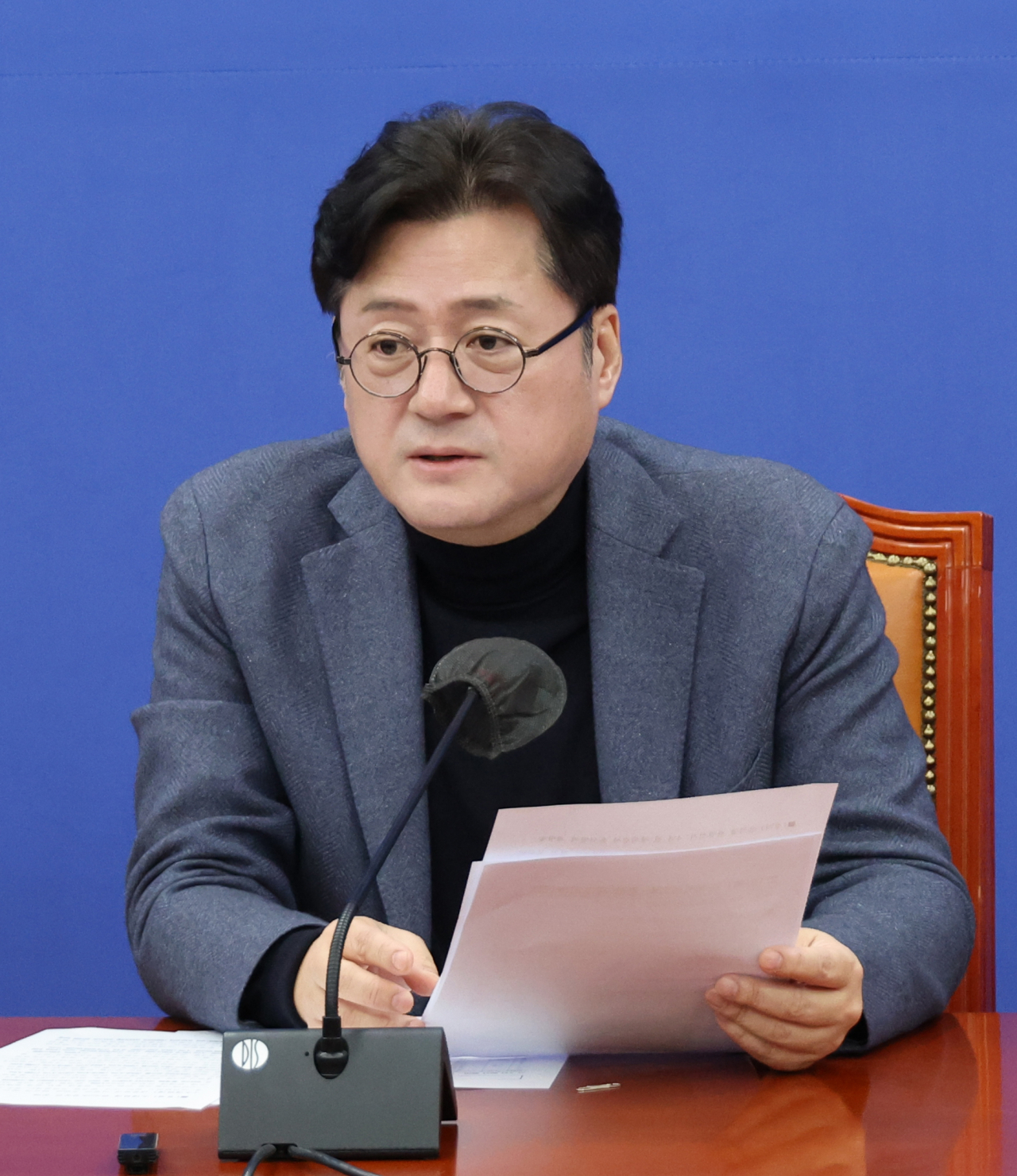 홍익표 더불어민주당 원내대표가 15일 국회에서 정책조정회의를 하고 있다. [연합]