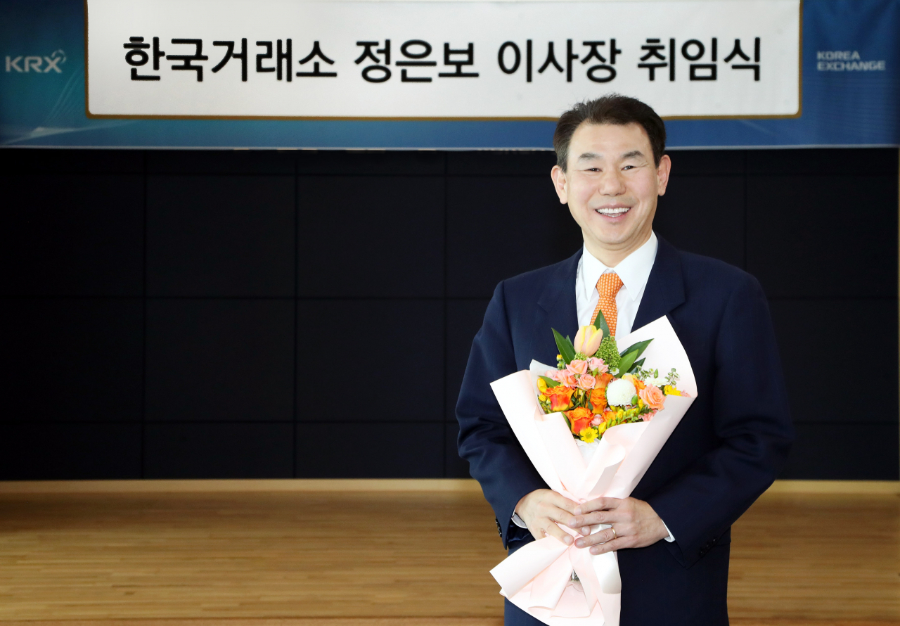 정은보 신임 한국거래소(KRX) 이사장이 15일 오전 부산 본사에서 열린 취임식 후 기념촬영을 하고 있다. [한국거래소]