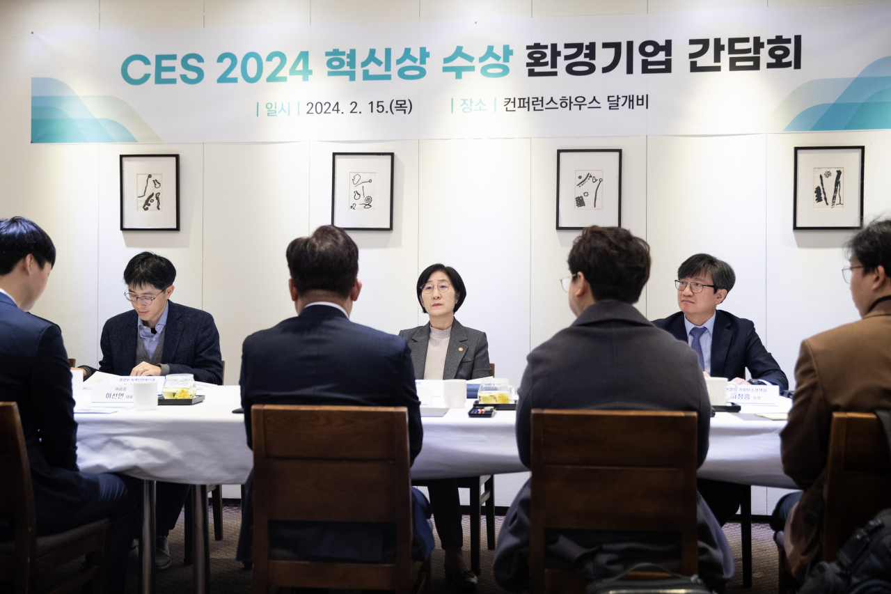 한화진 환경부 장관이 15일 서울 중구 ‘컨퍼런스하우스 달개비’에서 ‘국제전자제품박람회(CES) 2024’ 혁신상을 수상한 환경기업 관계자들과 간담회를 갖고 있다.[환경부 제공]