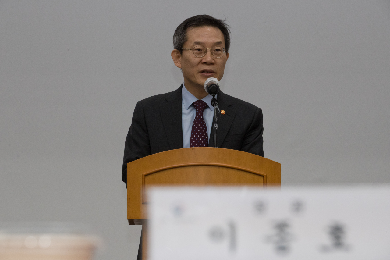 이종호 과학기술정보통신부 장관이 15일 오전 대전광역시 유성구 한국전자통신연구원에서 열린'반도체 설계 전공 학생과 함께하는 My Chip 토크 콘서트' 에서 인사말을 하고 있다.[과기정통부 제공]