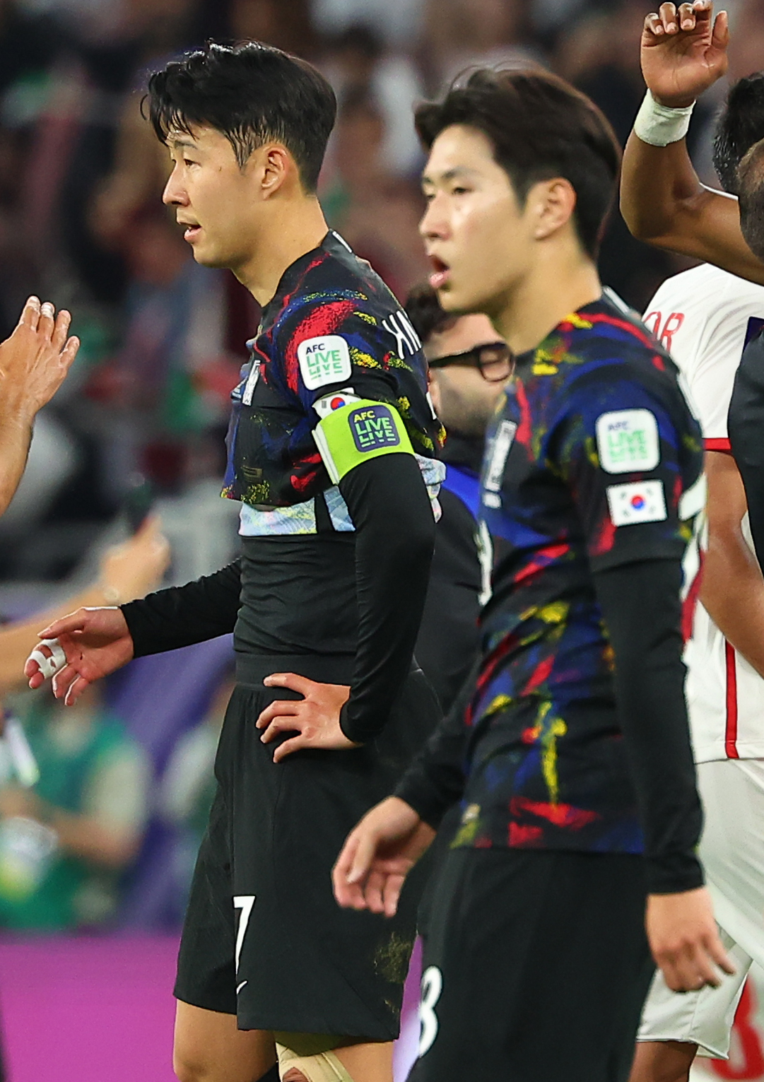 영국 대중지 더선이 14일(한국시간) 손흥민이 아시안컵 준결승 전날 저녁 후배들과 언쟁 과정에서 손가락이 탈구됐다고 보도했다. 축구협회 관계자는 이에 대해 "대회 기간에 선수들이 다툼을 벌였다는 보고를 받았다"라며 "일부 어린 선수들이 탁구를 치러 가려는 과정에서 손흥민과 마찰이 있었고, 이 과정에서 손흥민이 손가락을 다쳤다"고 설명했다. 사진은 지난 7일 카타르 알라이얀 아흐마드 빈 알리 스타디움 열린 2023 아시아축구연맹(AFC) 아시안컵요르단과의 준결승전이 끝난 뒤 경기장을 나서는 손흥민과 이강인. [연합뉴스]