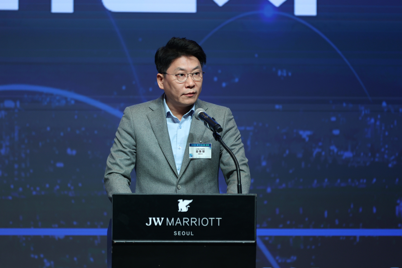 김동명 LG에너지솔루션 대표이사 사장이 15일 서울 서초구 JW메리어트 호텔 서울에서 한국배터리산업협회장에 취임한 뒤 취임사를 하고 있다. [한국배터리산업협회 제공]