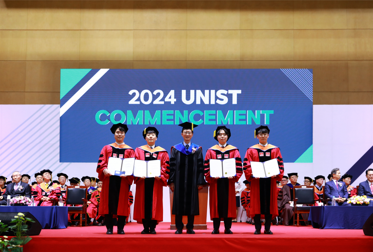 16일 열린 UNIST 학위수여식에서 이용훈 총장과 우수논문상 수상자들이 기념촬영을 하고 있다.[UNIST 제공]