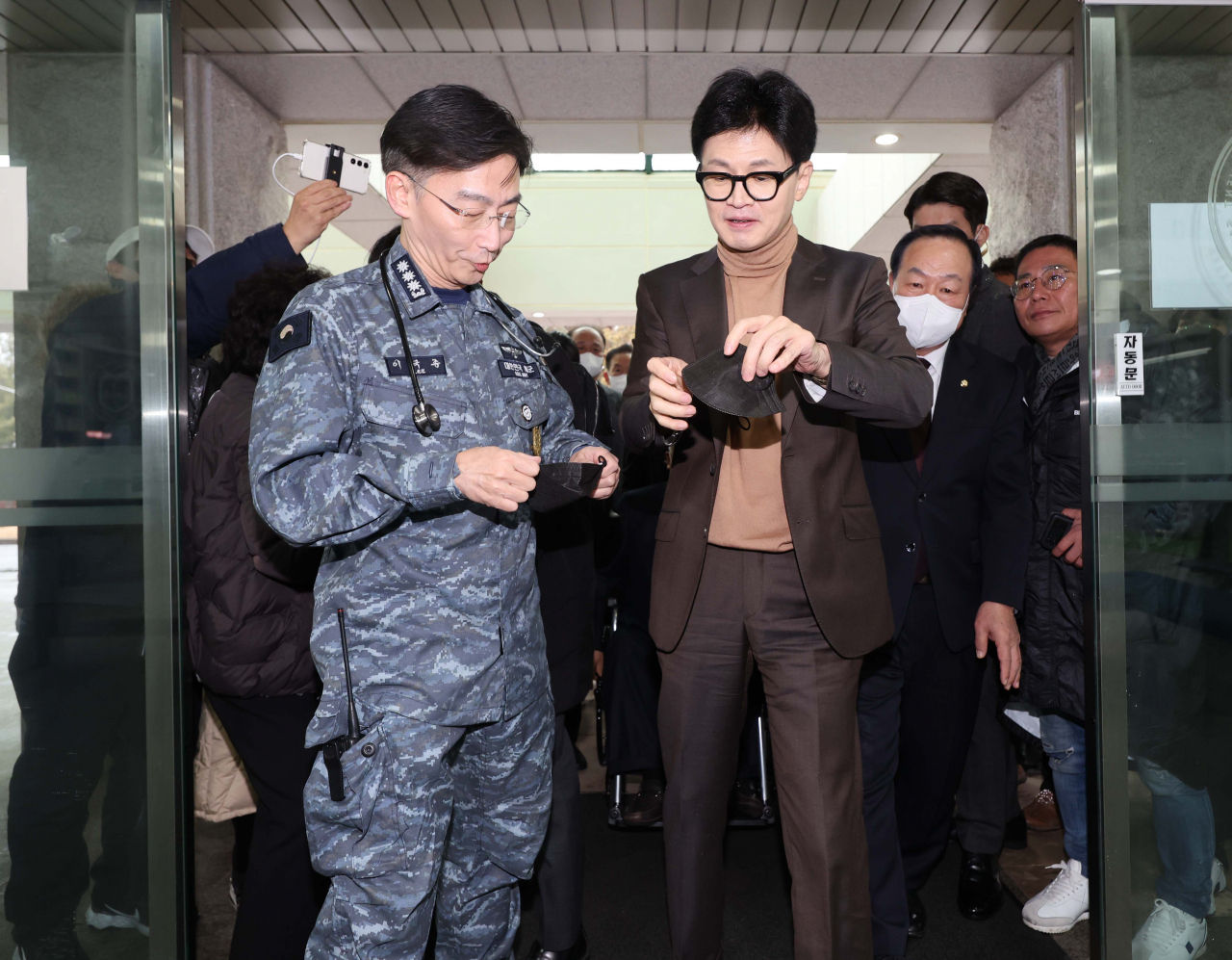 국민의힘 한동훈 비상대책위원장이 15일 오후 대전시 유성구 국군대전병원을 방문해 이국종 병원장과 인사를 나누며 이동하고 있다. [연합]