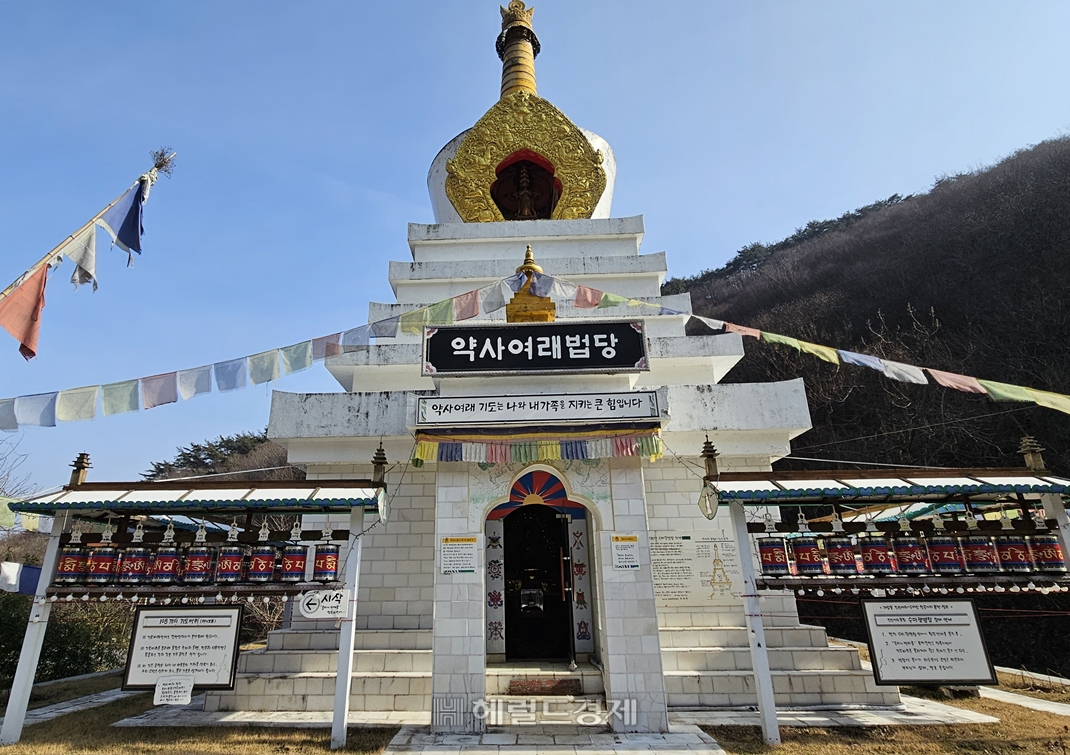 수미광명탑, 티베트 불교의 양식대로 지어진 탑이다. 1층은 법당으로 조성돼 있다.
