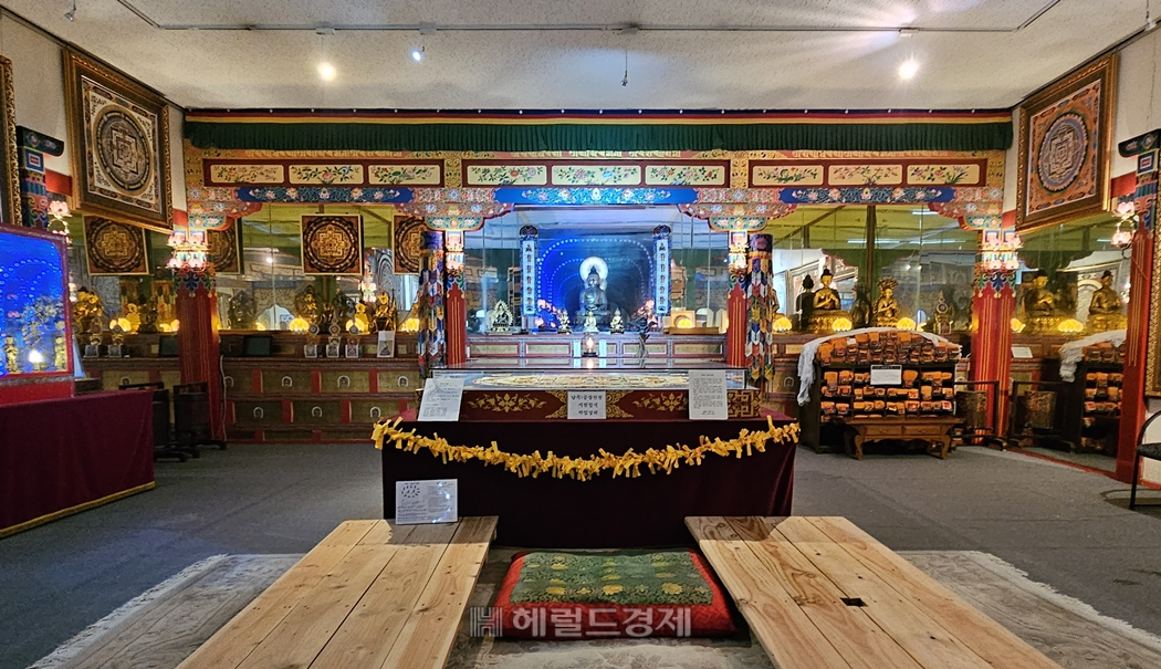티베트 박물관 2층에 조성된 라마교의 전통 법당 모습