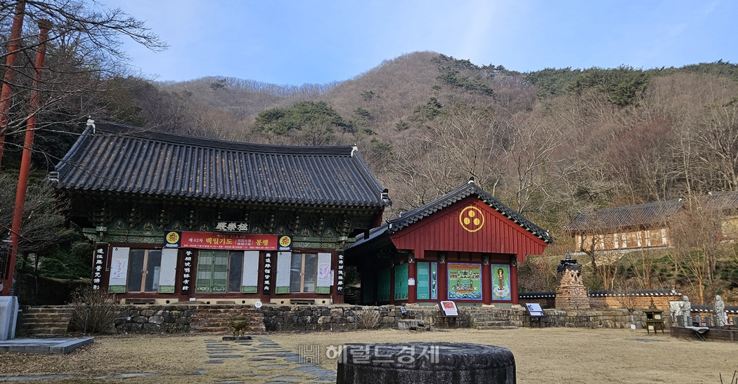 대원사의 대웅전인 ‘극락전’과 경내