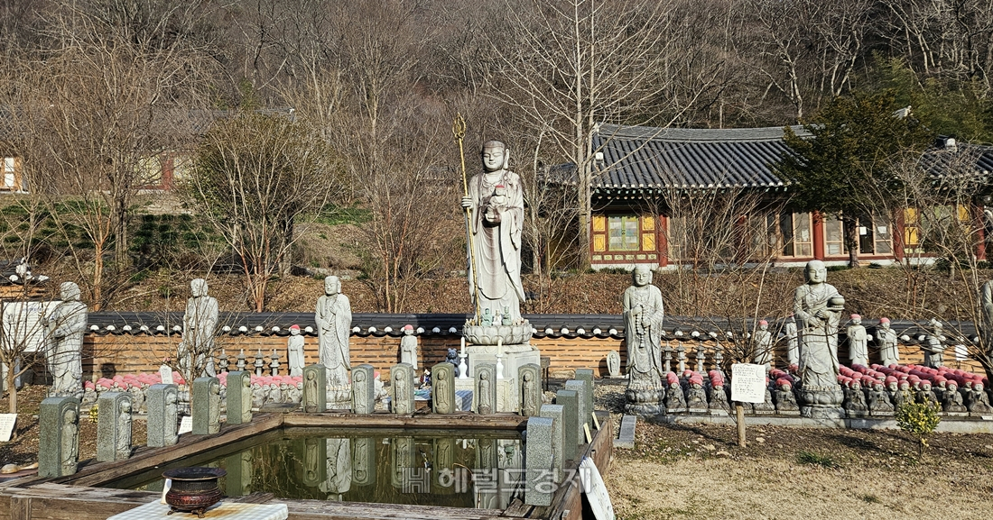 절 마당 한켠에 세워진 태안지장보살상. 세상 빛을 보지 못한 낙태아의 영혼을 구제하는 보살로, 주변에 작은 동자승 석상들이 오밀조밀 모여있다.