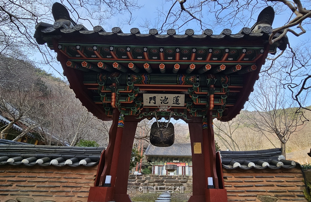 대원사 연지문. 머리로 치는 목탁이 걸려있다.