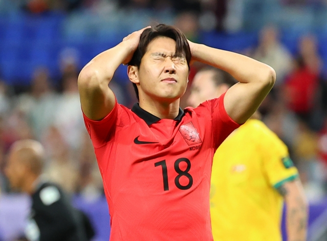 2일(현지시간) 카타르 알와크라 알자누브 스타디움 열린 2023 아시아축구연맹(AFC) 아시안컵 8강전 한국과 호주의 경기. 이강인이 슛 찬스를 놓친 뒤 아쉬워하고 있다. [연합]