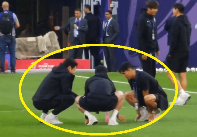 6일(현지시각) 카타르 아시안컵 요르단과의 4강전 경기를 앞두고 이강인, 설영우, 정우영이 물병 세우기 놀이를 하고 있다. [엑스]
