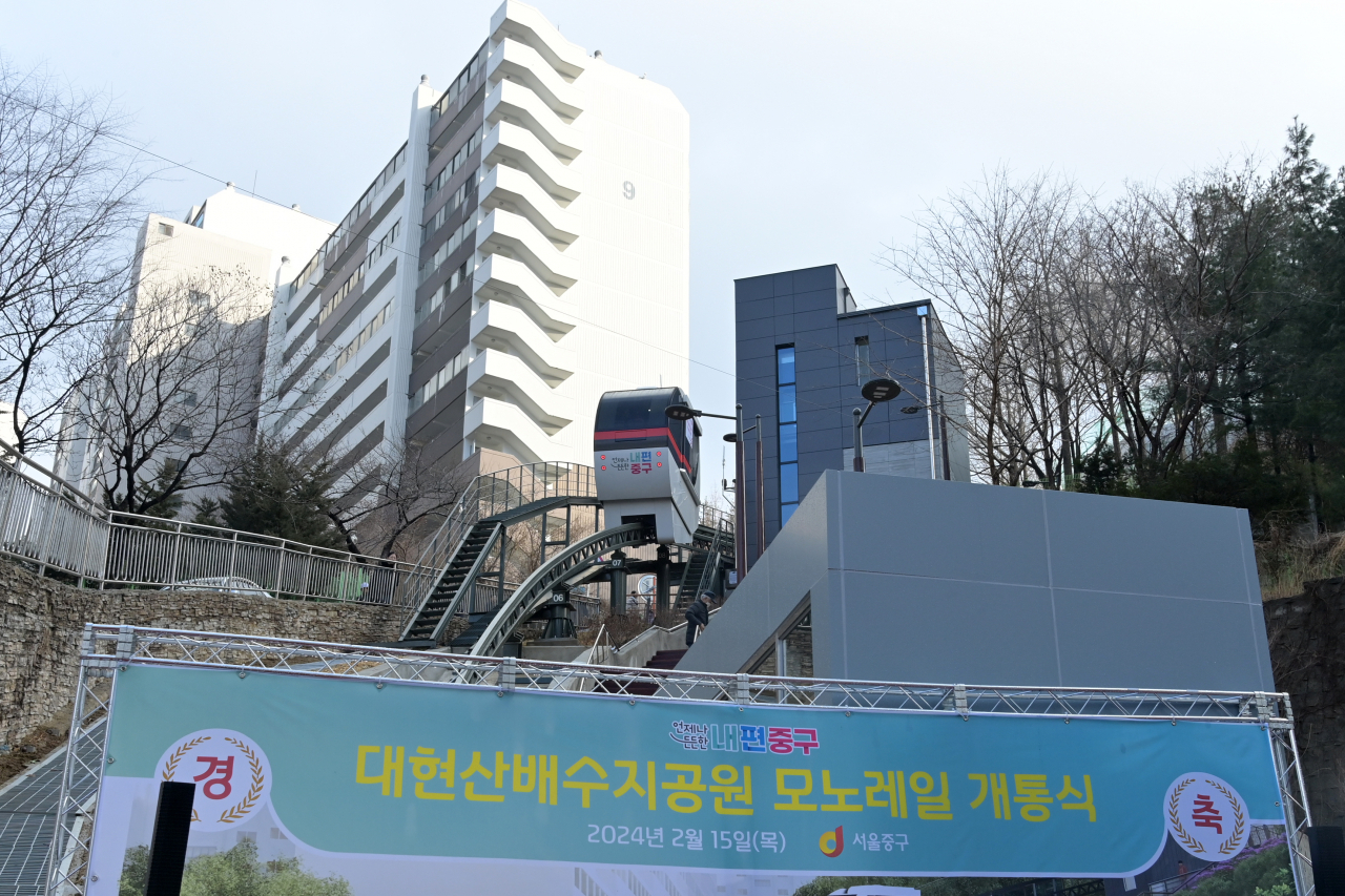 서울 중구는 동화동에 서울시 최초로 모노레일을 설치해 운행한다고 16일 밝혔다. 사진은 모노레일 운행 장면.[중구 제공]