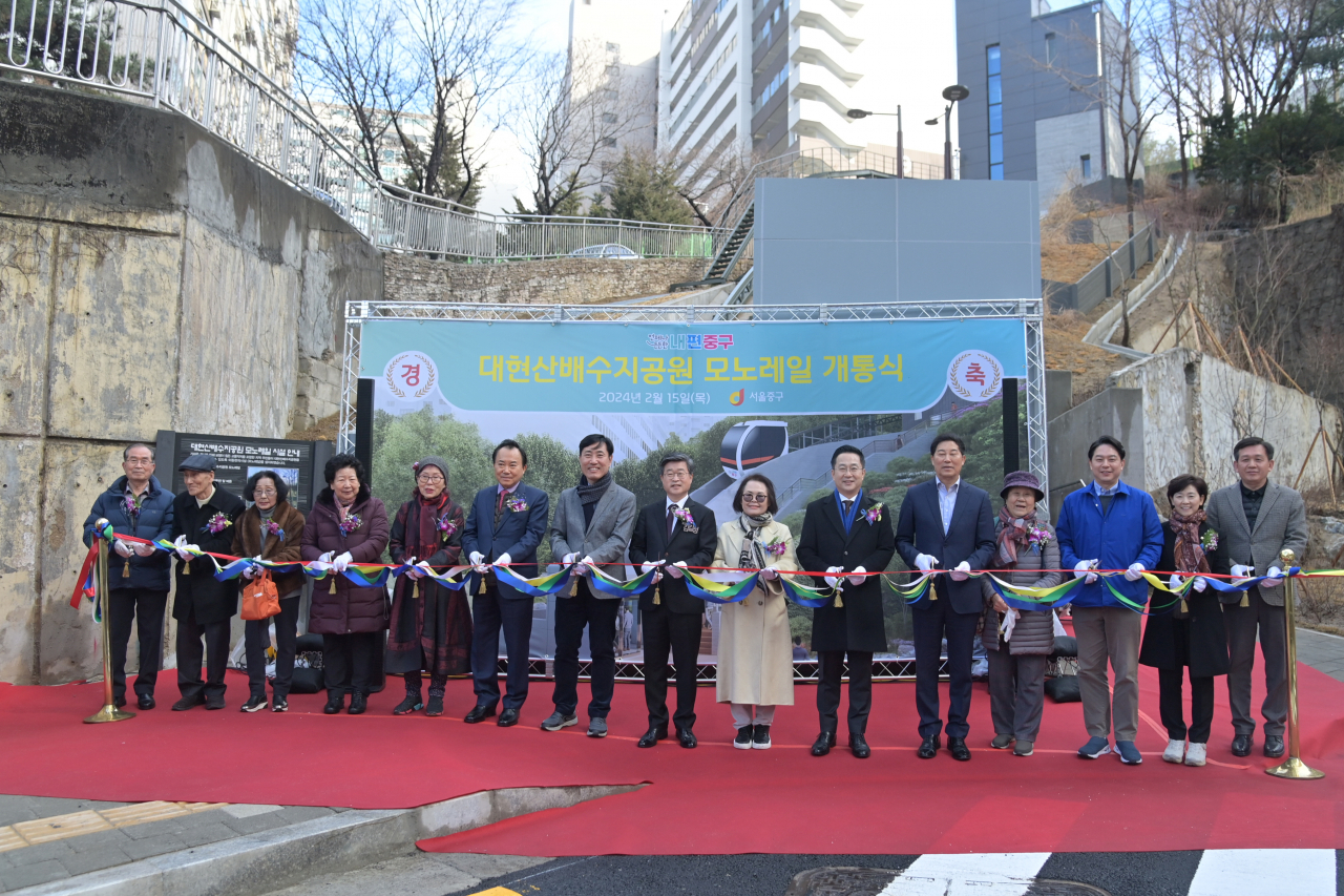 김길성 중구청장, 박성준 국회의원, 하태경 국회의원과 지역 주민들이 15일 모노레일 개통식에 참석하고 있다.[중구 제공]
