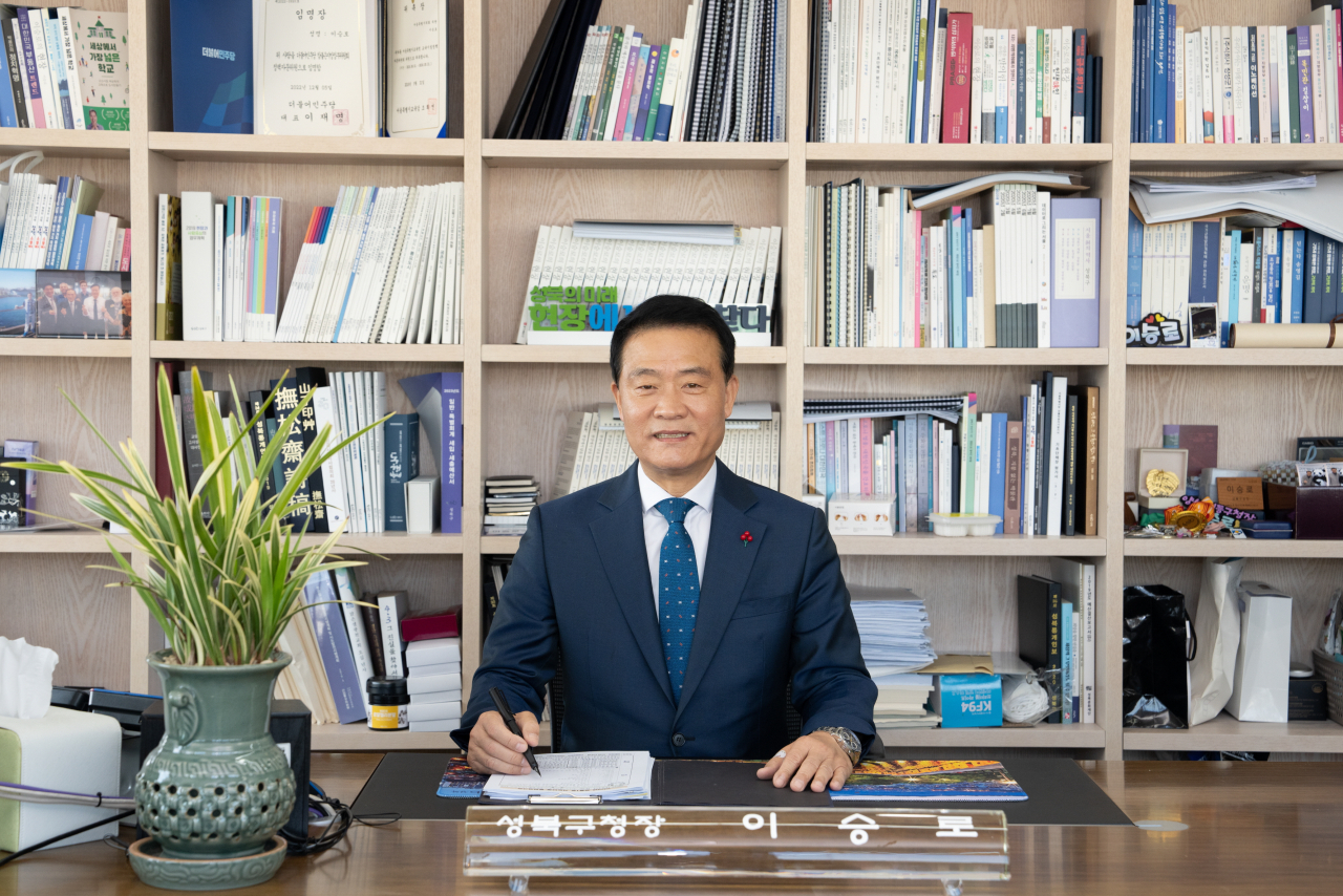 서울 성북구는 행정안전부와 국민권익위원회가 주관하는 ‘2023년 민원서비스 종합평가’에서 최고 등급인 ‘가’를 받아 2년 연속 최우수기관으로 선정됐다고 16일 밝혔다. 사진은 이승로 성북구청장.[성북구 제공]