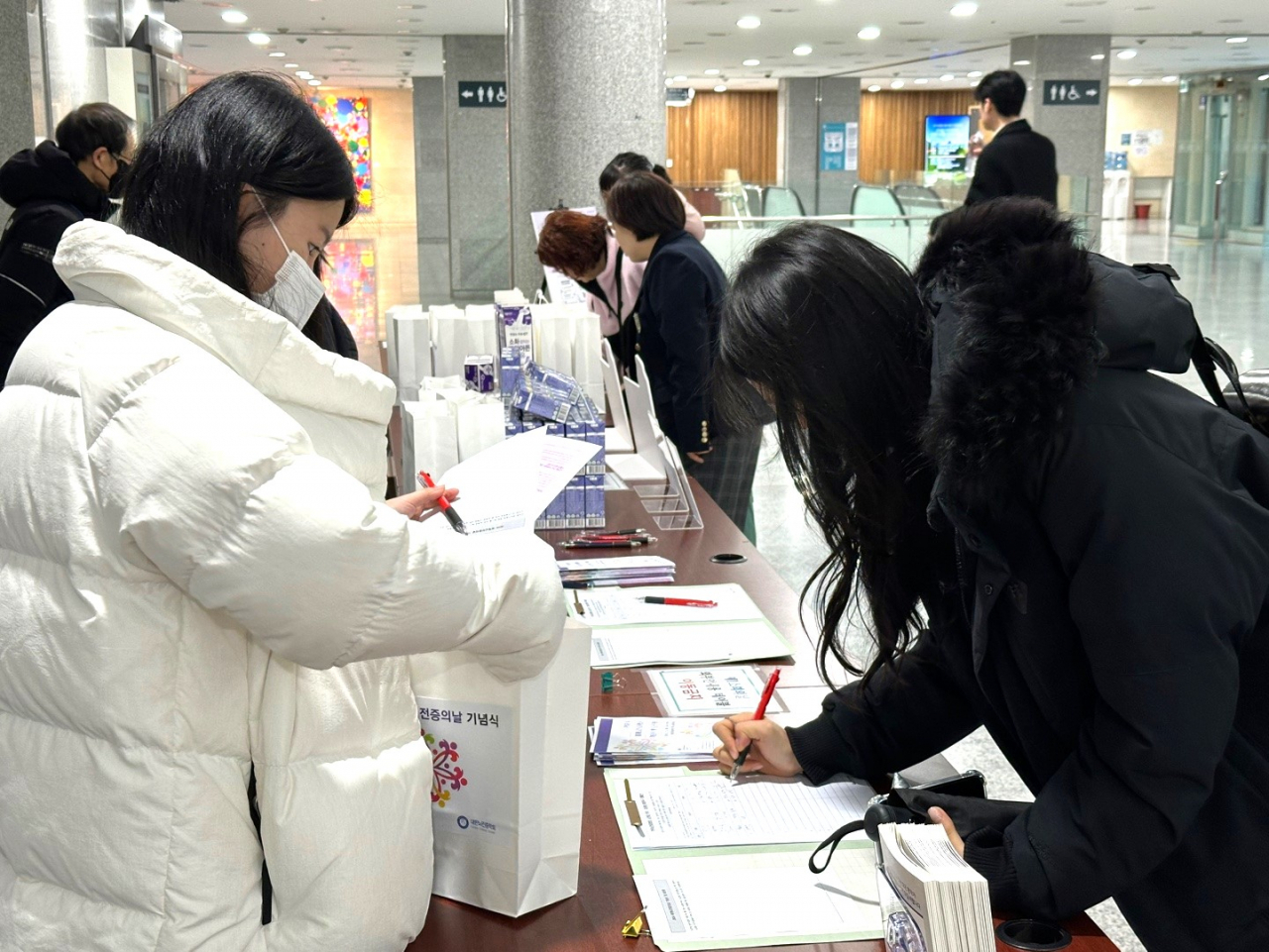 남양유업이 ‘2024 세계 뇌전증의 날 기념식 및 토론회’ 현장에서 진행한 입법 동의 서명운동에 시민들이 참여하고 있다. [남양유업 제공]