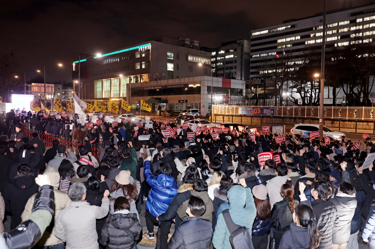 15일 오후 서울 용산구 대통령실 앞에서 열린 의과대학 입학 정원 확대 반대 서울시의사회 궐기대회에서 참가자들이 의대증원 반대 구호를 외치고 있다.[연합]