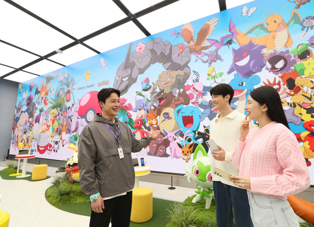 삼성 강남 갤럭시 스튜디오 게임에서 팬큐레이터가 방문객들에게 더 월 앞 포켓몬과의 단체 사진 촬영을 안내하는 모습. [삼성전자 제공]