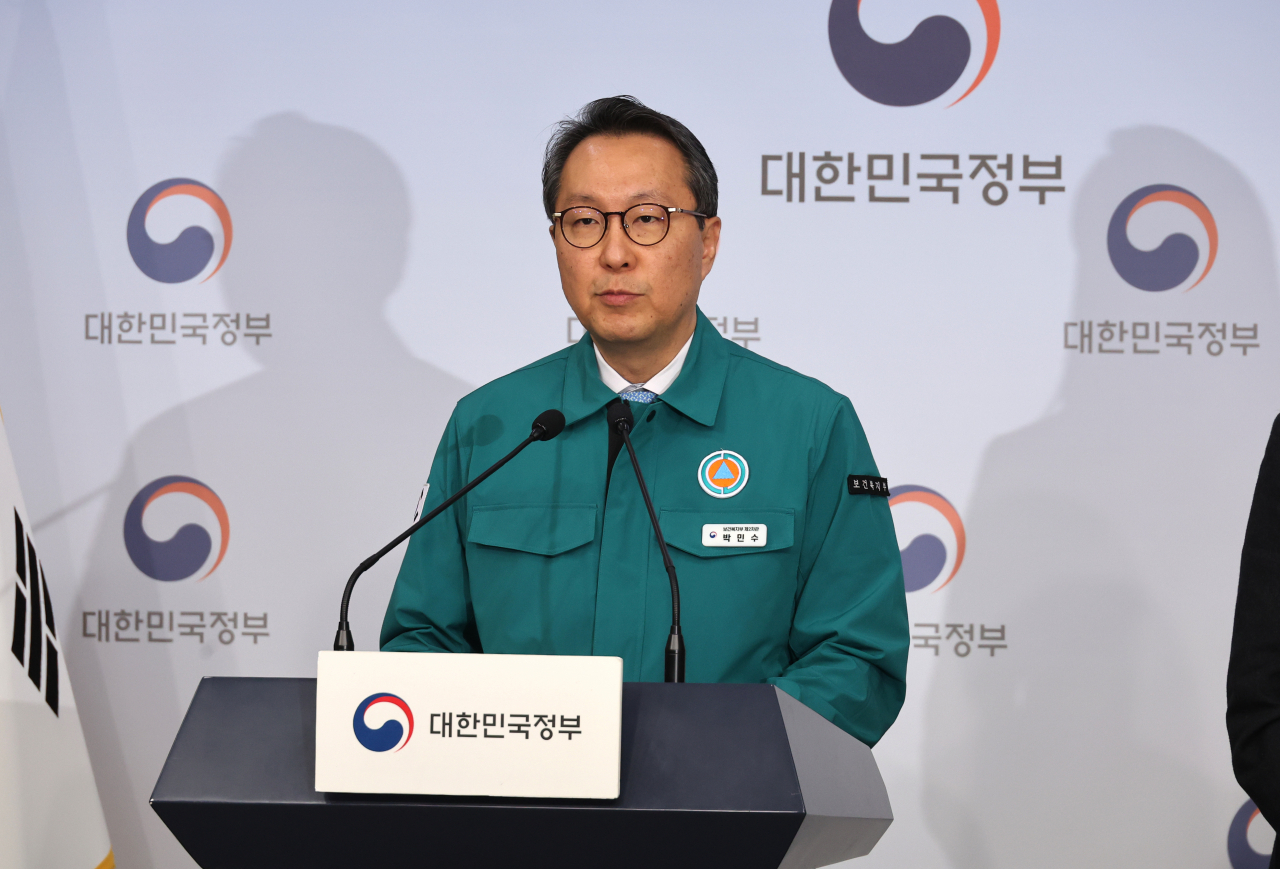 박민수 보건복지부 2차관이 16일 오전 정부서울청사에서 의사 집단행동 중앙사고수습본부 정례 브리핑을 하고 있다.[연합]