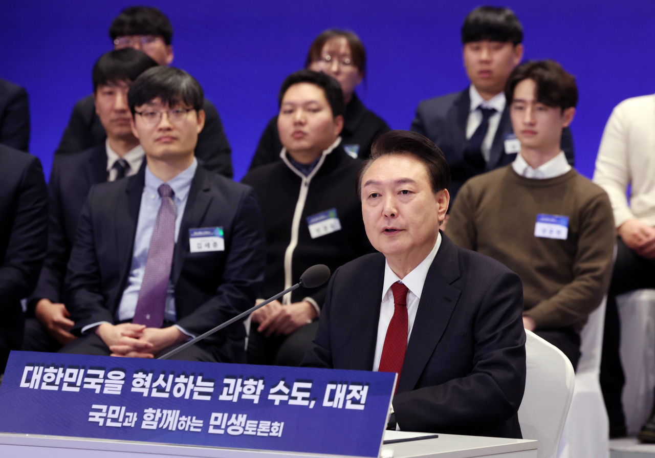 윤석열 대통령이 16일 대전 유성구 ICC호텔에서 '대한민국을 혁신하는 과학 수도 대전'을 주제로 열린 열두 번째 '국민과 함께하는 민생토론회'에서 발언하고 있다. [연합뉴스]