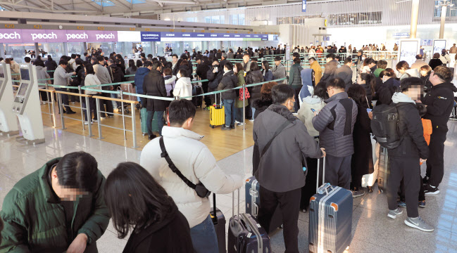 설 명절 연휴를 하루 앞둔 지난 8일 인천국제공항 제1여객터미널 출국장이 여행객들로 북적이고 있다. 헤럴드경제가 9개 손해보험사 자료를 분석한 결과 지난해 해외여행 수요가 살아나면서 해외여행자보험 가입이 3배 증가한 것으로 나타났다. [연합]