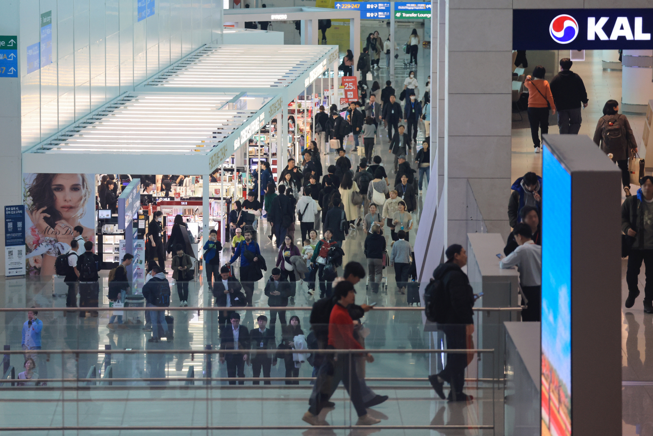 인천국제공항 제2여객터미널 면세점 구역이 여행객들로 붐비고 있다. [연합]