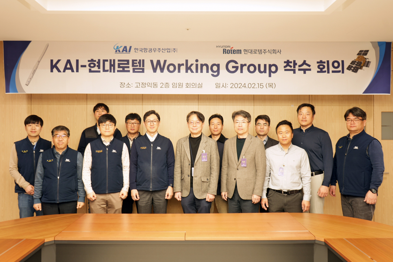 이창한(앞줄 왼쪽 세번째부터) 한국항공우주산업(KAI) 우주사업연구실장과 남궁혁준 현대로템 유도무기개발실장 등이 지난 15일 KAI 사천 본사에서 열린 워킹그룹 착수회의에서 기념촬영을 하고 있다. [KAI 제공]