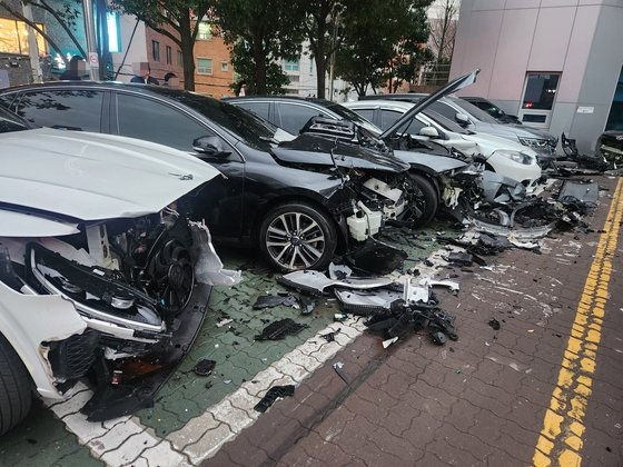 15일 오후 부산 서구청 주차장에서 주행하던 승용차가 갑자기 돌진하면서 차량 6~7대를 잇달아 들이받았다. 이 사고로 운전자 등 2명이 병원으로 옮겨졌다. 사진은 사고가 발생한 주차장 모습. [연합뉴스]