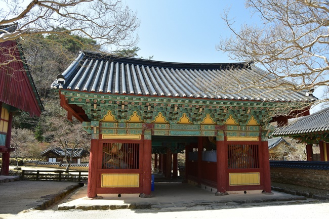 순천 송광사 사천왕문.