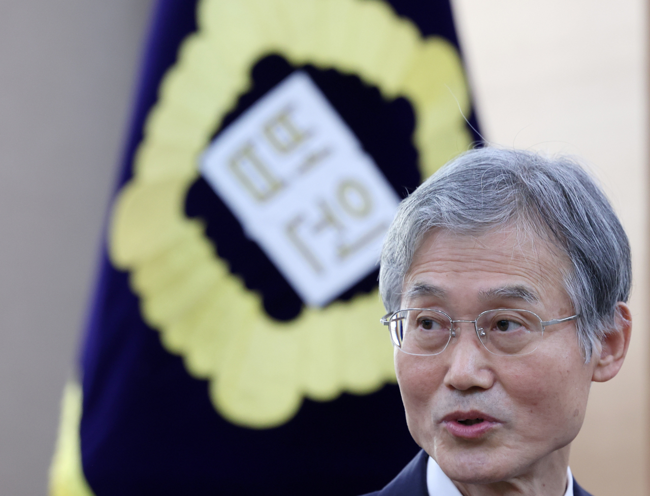 조희대 대법원장이 지난 25일 대법원에서 열린 대법관 후보 추천위원회에 앞서 추천위원들을 접견하며 발언하고 있다.[연합]
