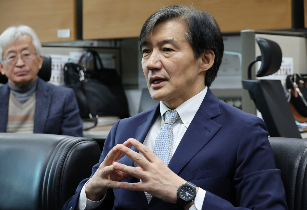 조국 전 법무부 장관이 16일 전북특별자치도의회에서 열린 기자간담회를 열고 가칭 '조국 신당' 창당 배경 등에 관해 설명하고 있다.[연합]